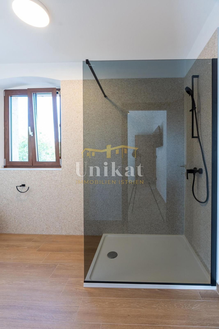 Renovirana kamnita hiša s bazenom